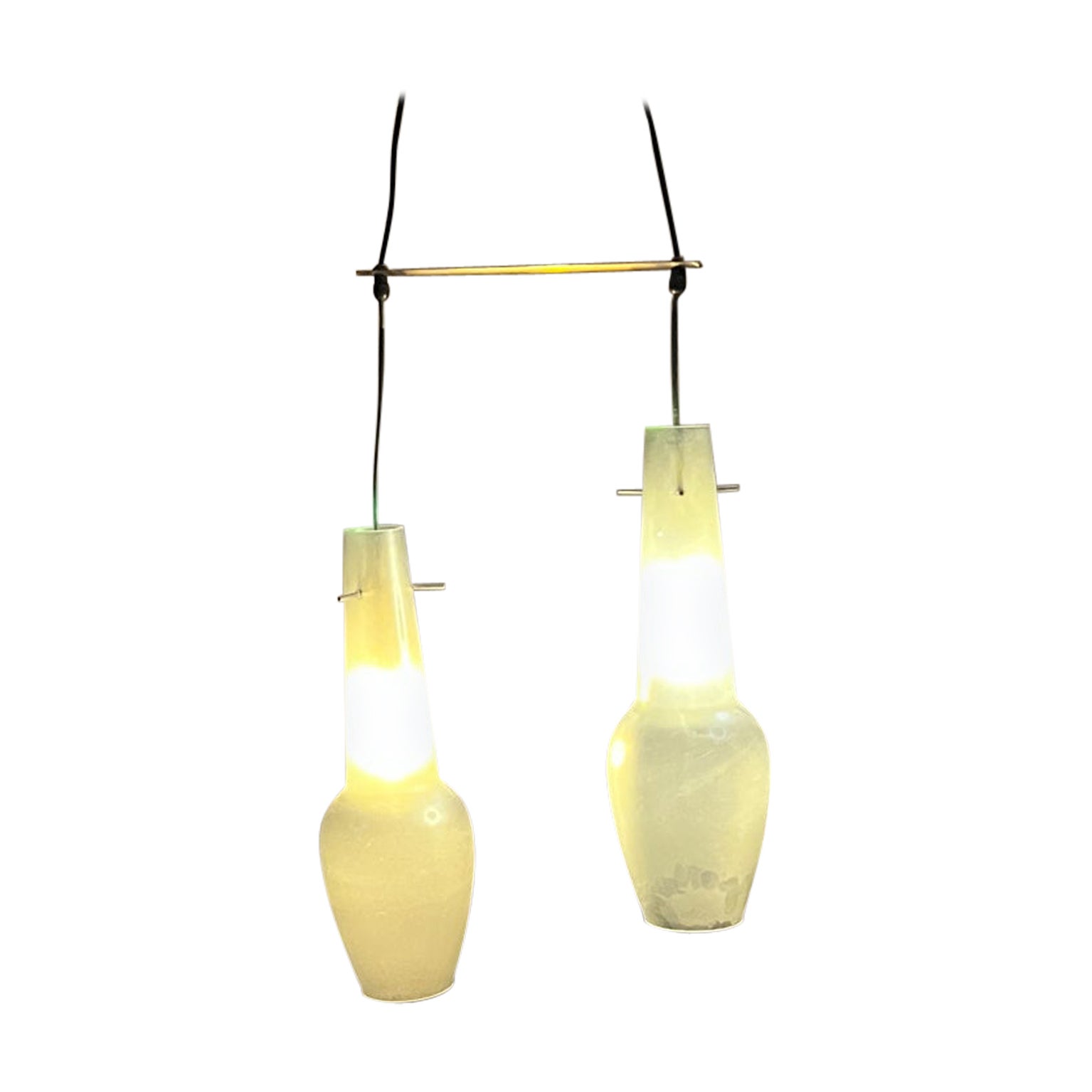 1960er Stilnovo Italienische Doppel-Pendelleuchte Milchglas Messing Sway Bar
Hergestellt in Italien.  Kein Herstellerstempel vorhanden.
Die Leuchte benötigt zwei E-14-Glühbirnen. Nicht enthalten.
50H x 16 B x 5 T Schatten 16 H x 5 Zoll