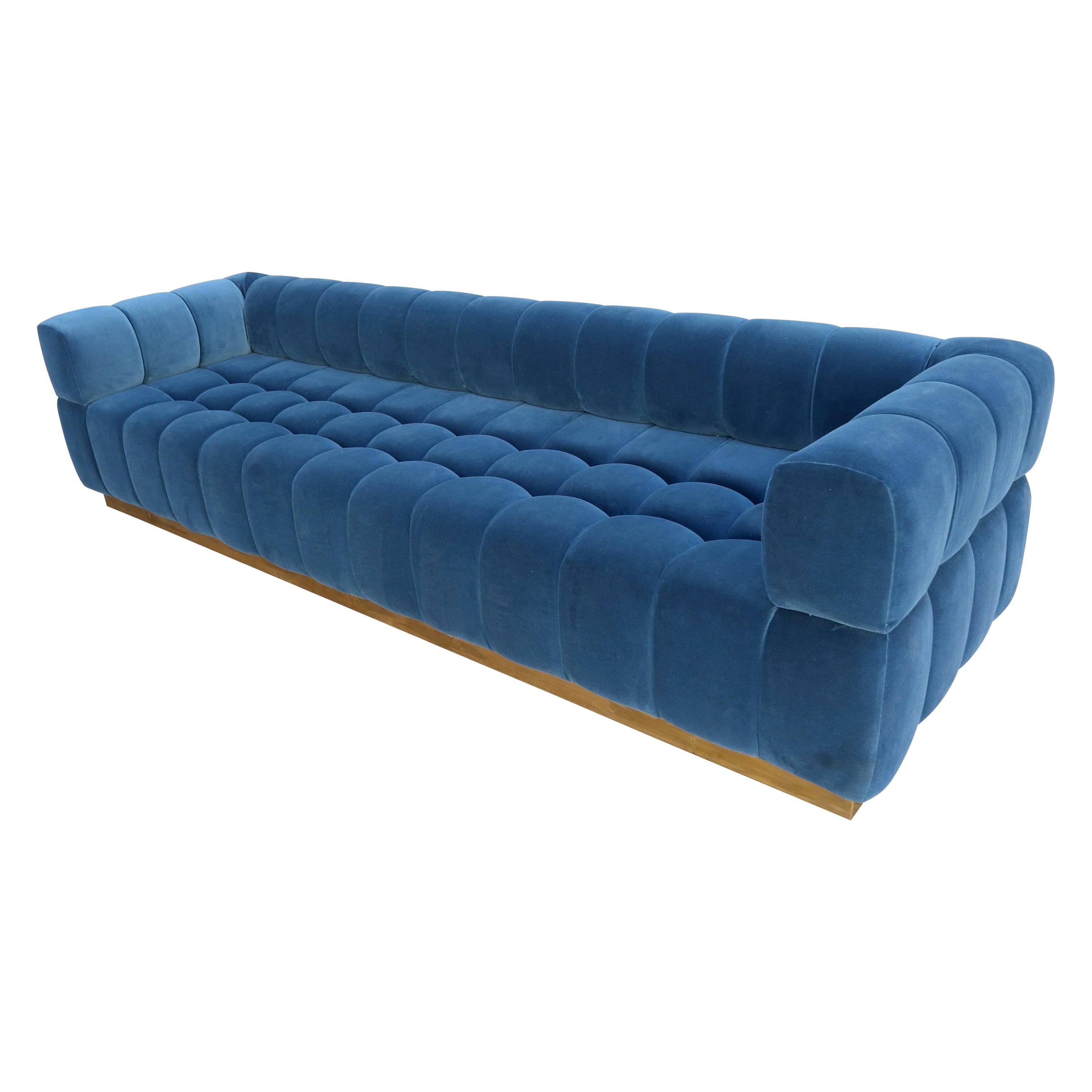 Divano personalizzato in velluto blu con base in ottone di Adesso Imports
