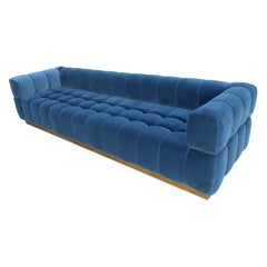 Divano personalizzato in velluto blu con base in ottone di Adesso Imports