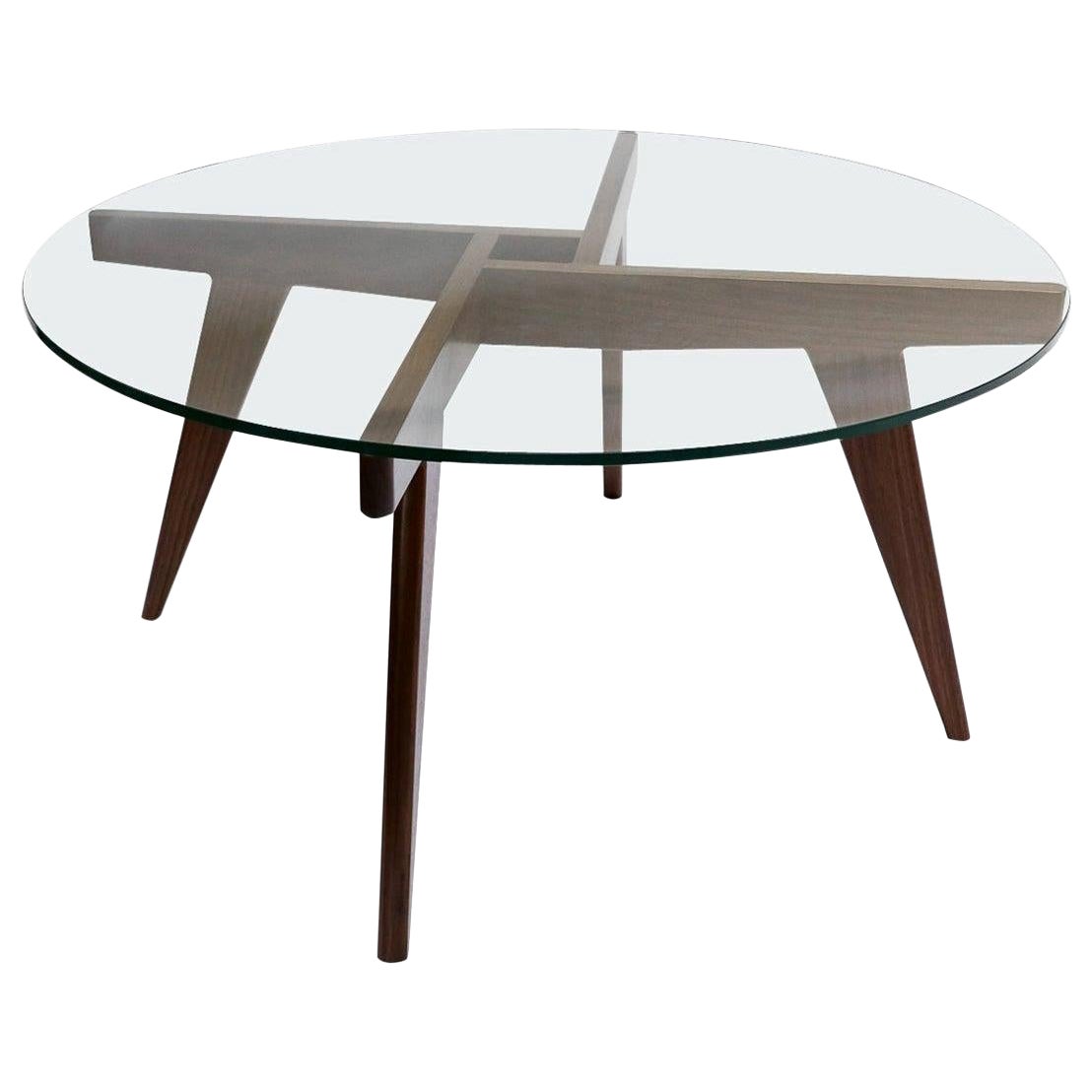 Maßgefertigter Couchtisch aus Nussbaumholz im Mid-Century-Stil mit Glasplatte von Adesso Imports