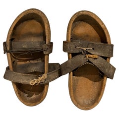 Chaussures japonaises asiatiques anciennes à bout ouvert en bois de cuir avec fermoirs