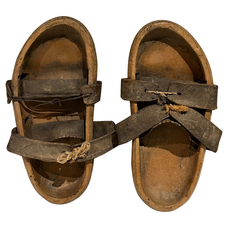 Antike asiatische japanische antike Schuhe aus Leder und Holz mit offener  Zehe und Klingen im Angebot bei 1stDibs