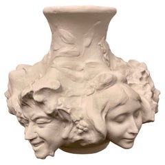 Antonin Larroux (années 1900) Vase Art Nouveau Stucco de masques allégoriques en relief