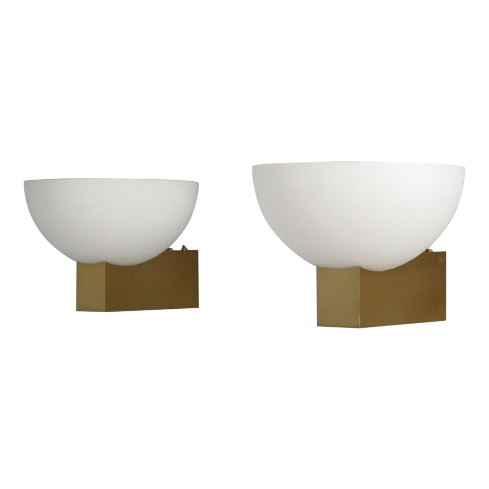 Paar französische Art-Déco-Weißglas-Leuchter aus Bronze und Weißglas von Jean Perzel im Angebot