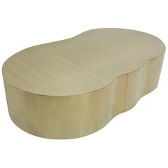 Table basse incurvée de style mi-siècle avec structure en bois recouverte de laiton
