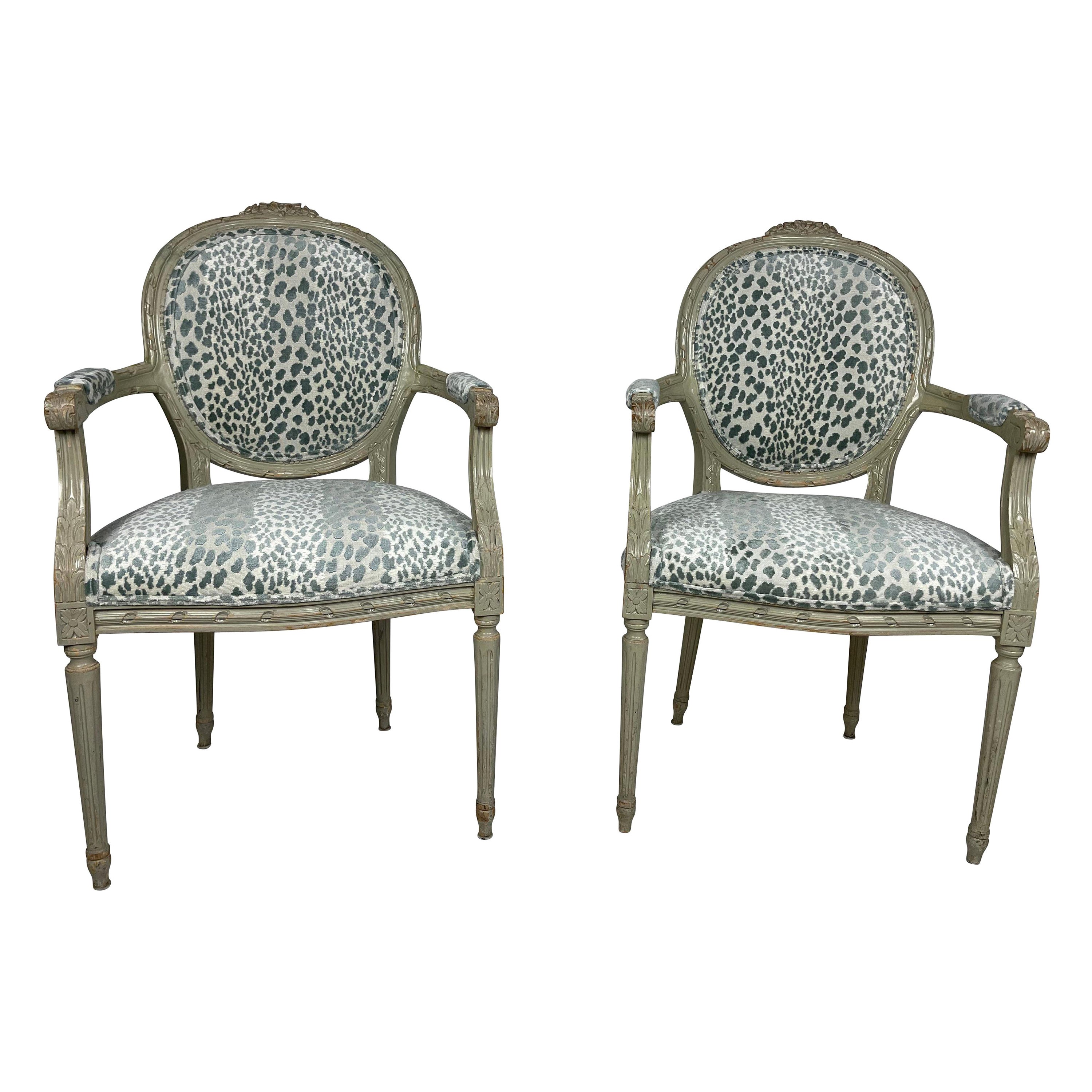 Paire de chaises de style Louis XVI en tissu de velours imprimé animal bleu/vert en vente