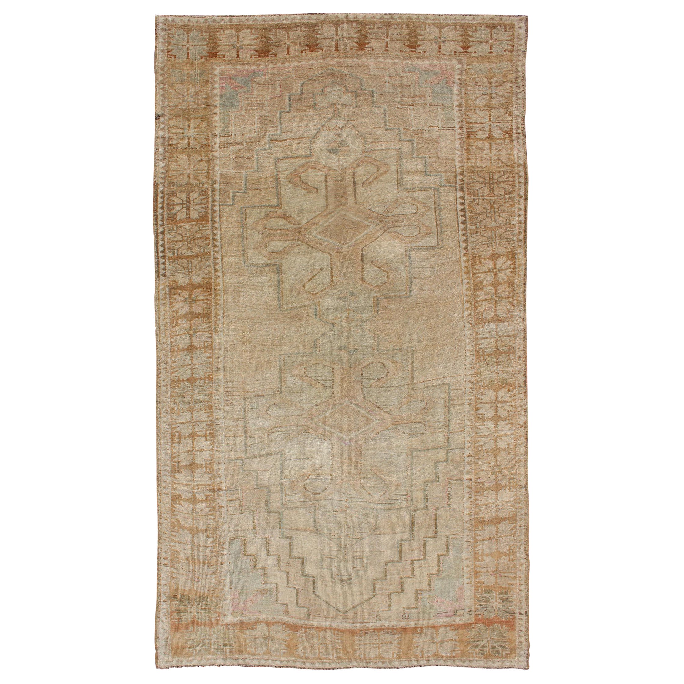 Tapis vintage Oushak aux couleurs pastel en brun clair, brun, beurre, pêche, Lt. Bleu en vente