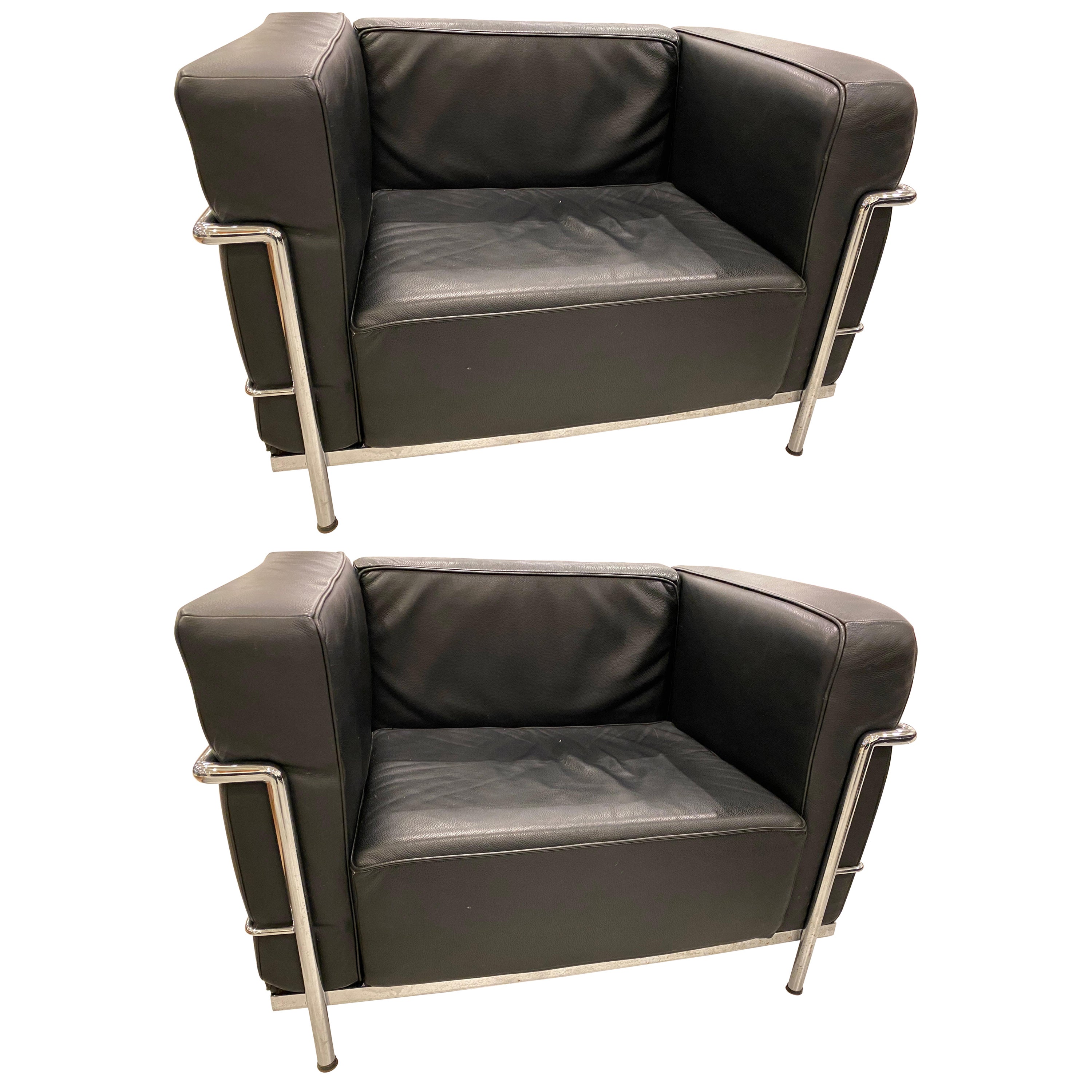Paire de fauteuils club en chrome et cuir noir dans le style de Le Corbusier en vente