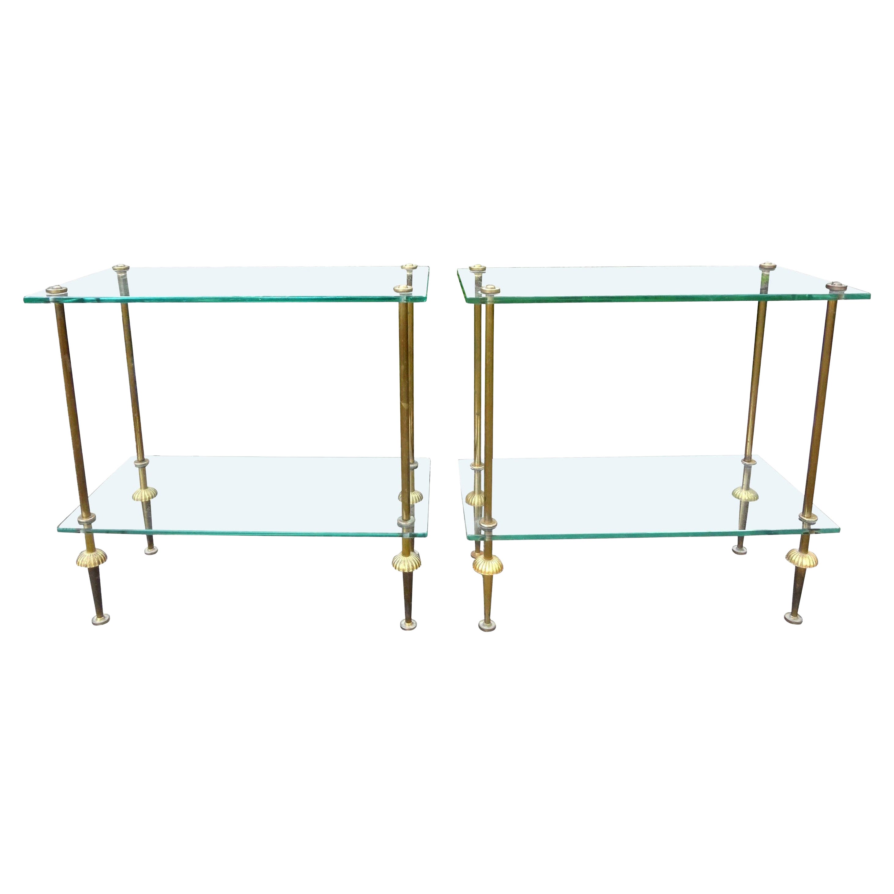 Paar französische Maison Bagues zugeschriebene Tische aus Messing und Glas