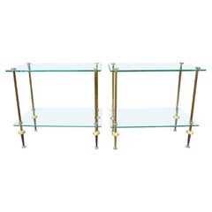 Paar französische Maison Bagues zugeschriebene Tische aus Messing und Glas