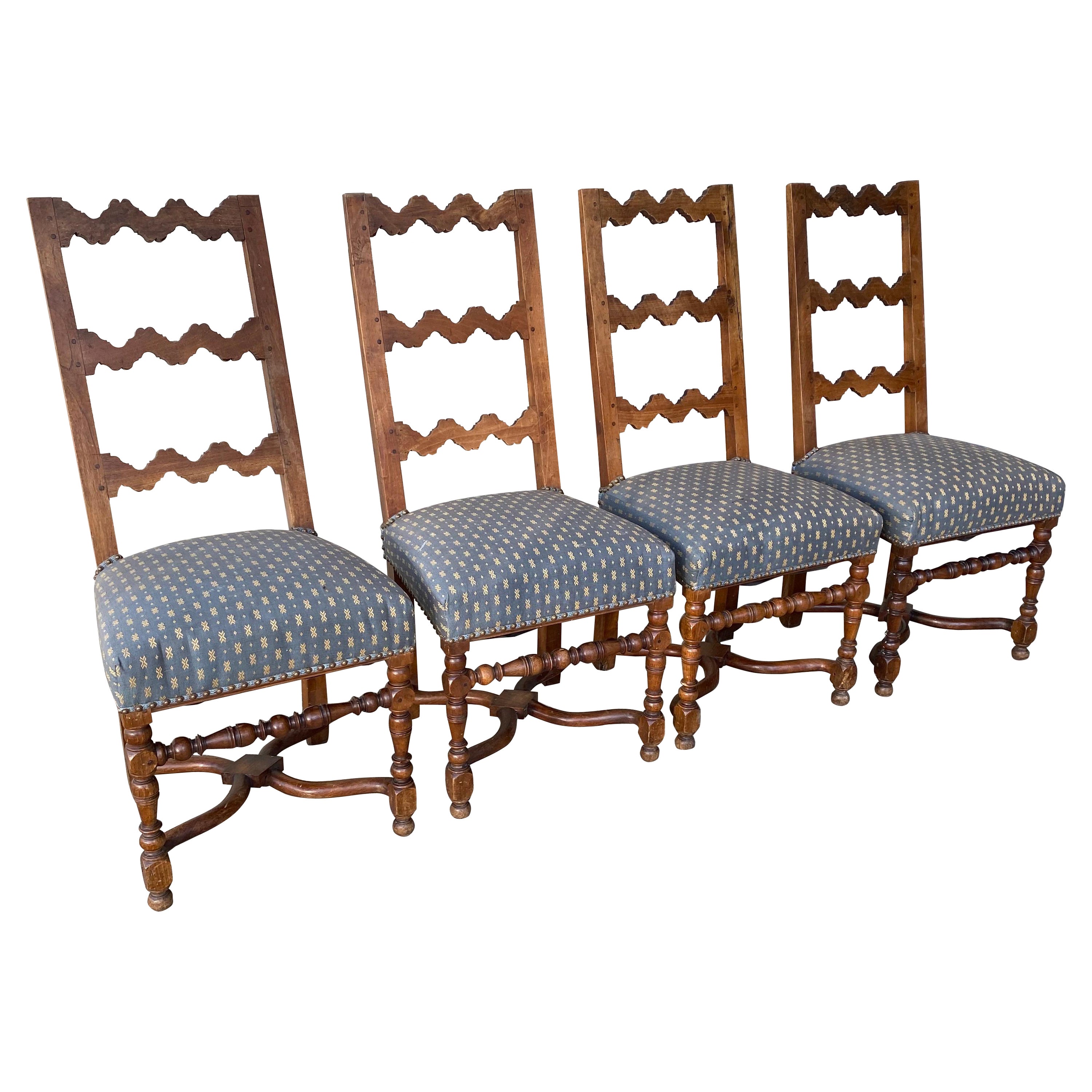 Satz von vier Eichenstühlen im rustikalen Stil mit Leiterrückenlehne, frühes 20. Jahrhundert