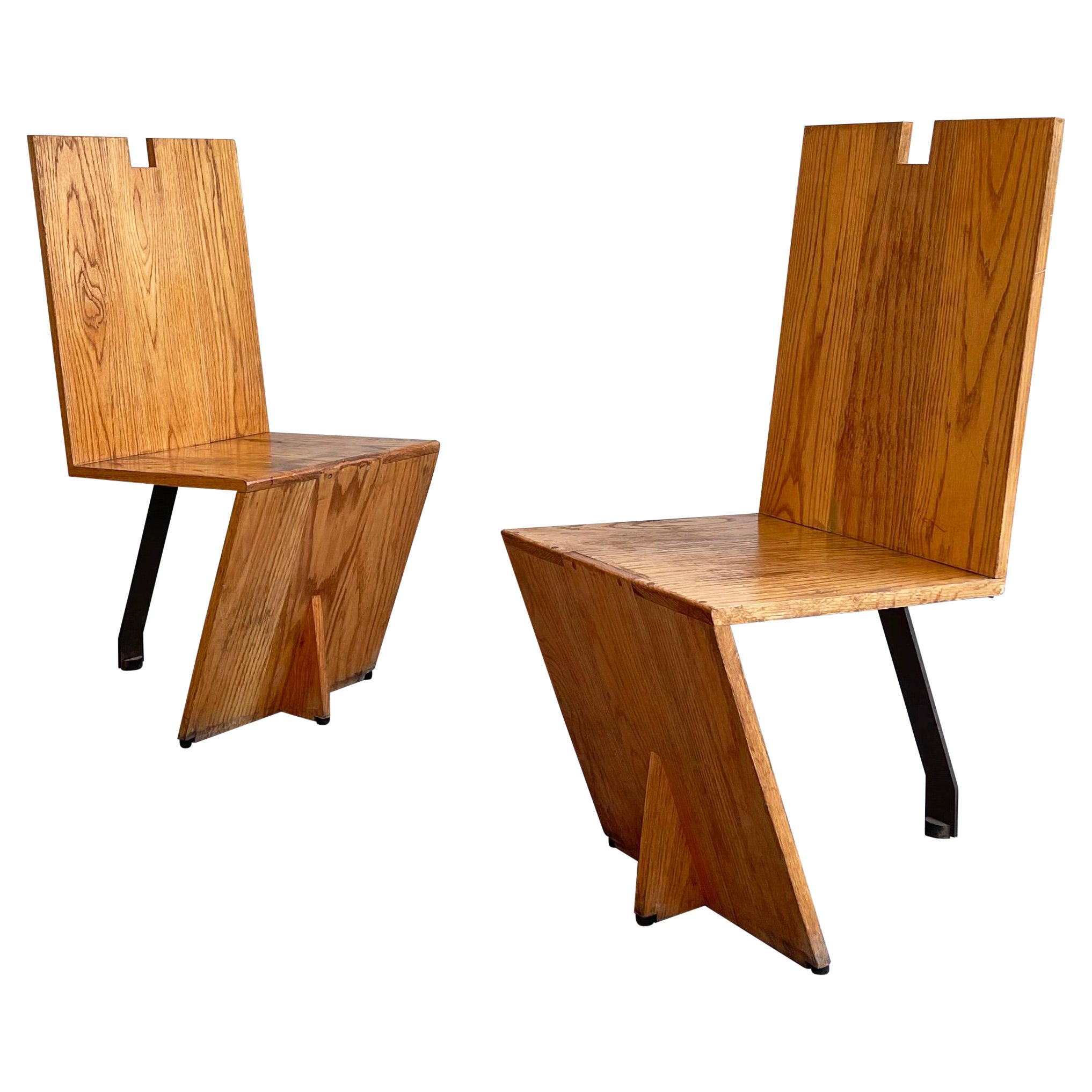 Postmoderne, handwerklich gefertigte, kantige Stühle aus Eiche und Stahl im Angebot