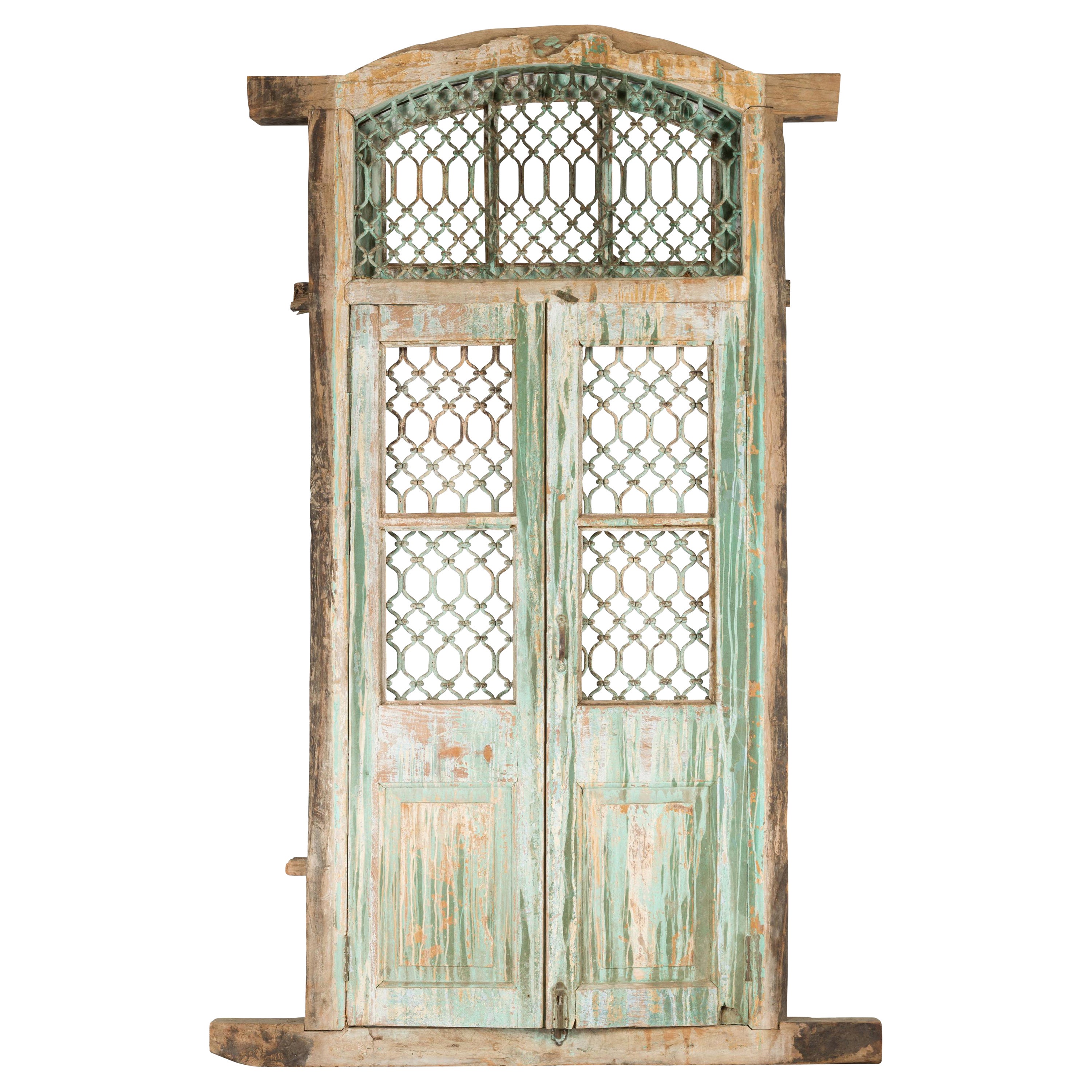 Ventana de rejilla antigua de la India de 1900 con pintura verde y pátina desgastada