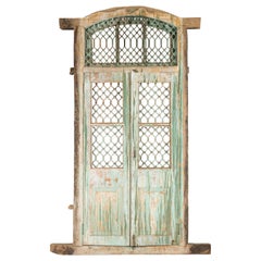 Finestra a grata antica del 1900 indiana con vernice verde e patina rovinata