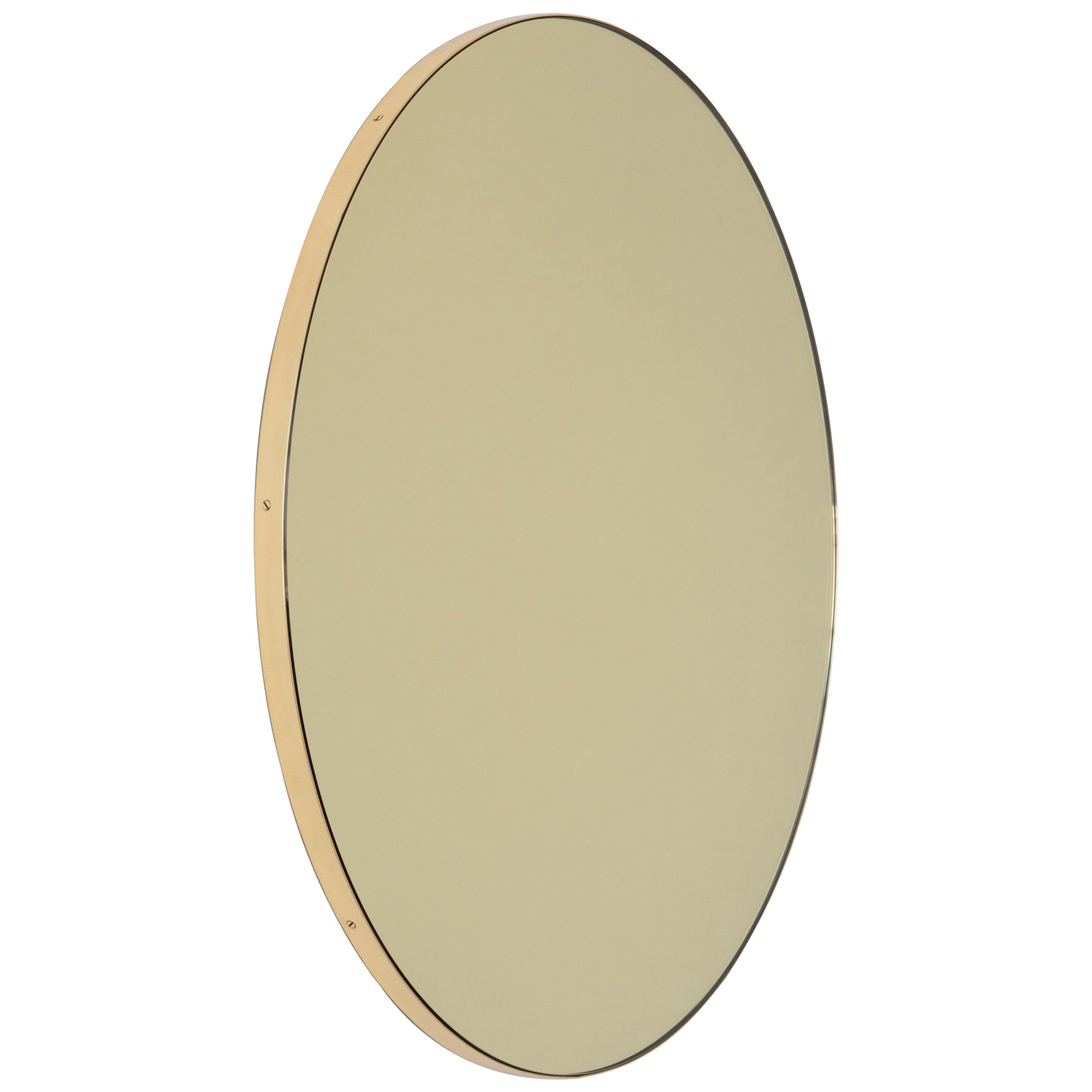 Orbis Gold Tinted Round Modern Mirror with Brushed Brass Frame, Large (miroir rond teinté d'or avec cadre en laiton brossé) en vente