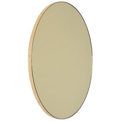 Orbis Gold Tinted Round Modern Mirror with Brushed Brass Frame, Large (miroir rond teinté d'or avec cadre en laiton brossé)