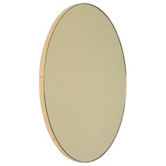 Miroir contemporain rond Orbis teinté or avec cadre en laiton, petit