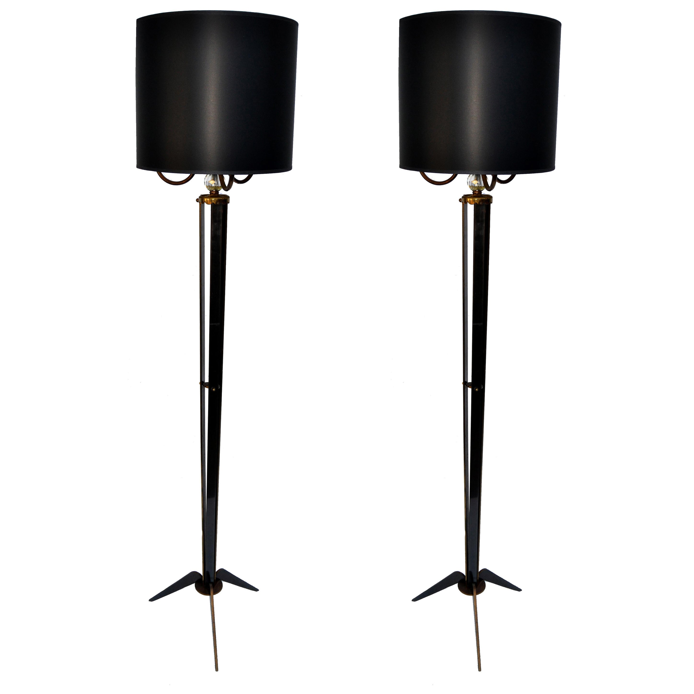 Paar französische 3-armige Stehlampen aus Messing, Rotgussmetall und Kristall im Stil von Maison Jansen im Angebot