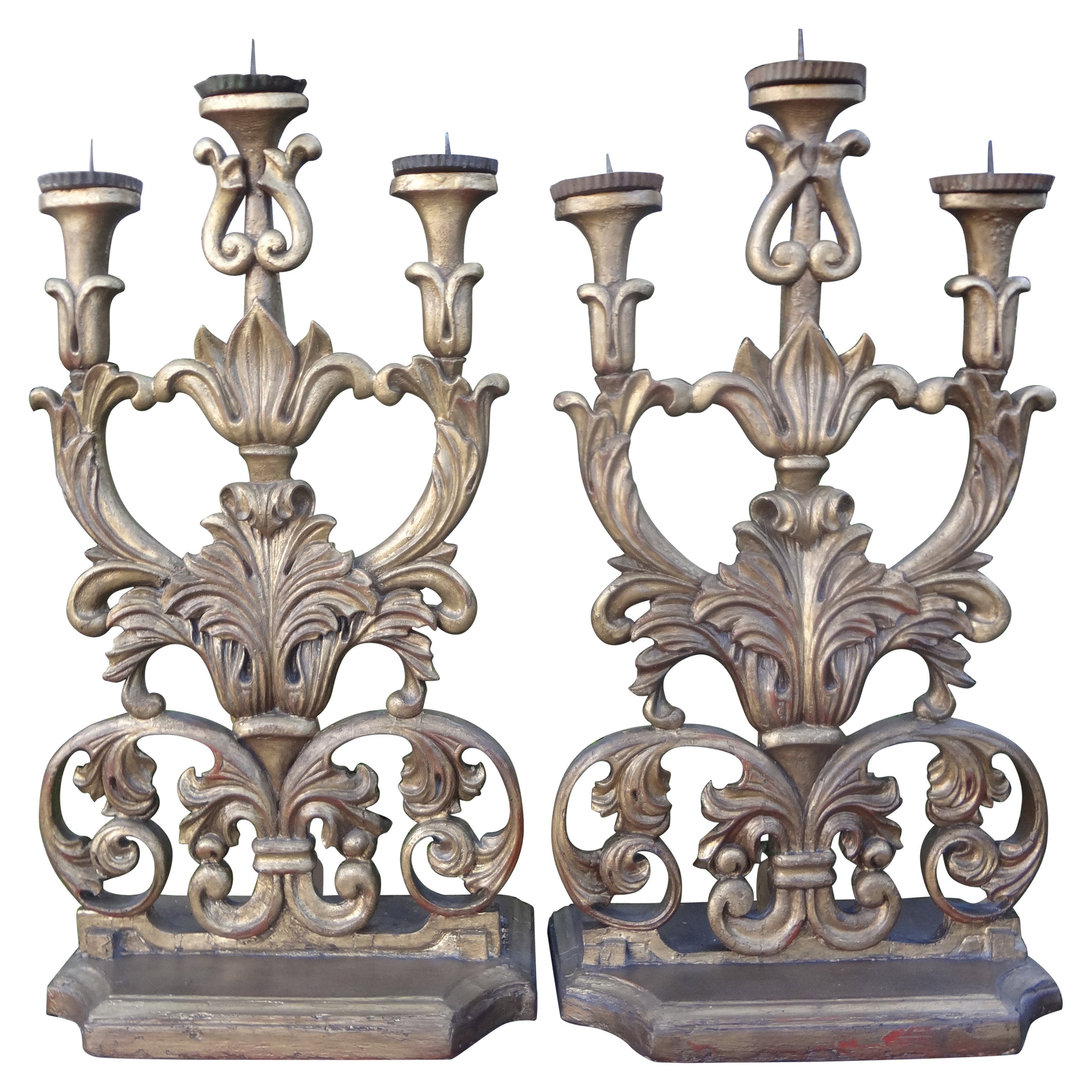 Grande paire de candélabres d'autel baroques italiens du 18ème siècle en bois doré
