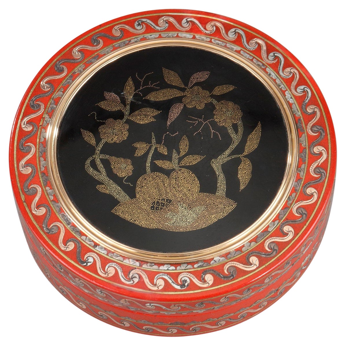 Composition of red tortoiseshell gold piqué-work box, 18th century For Sale