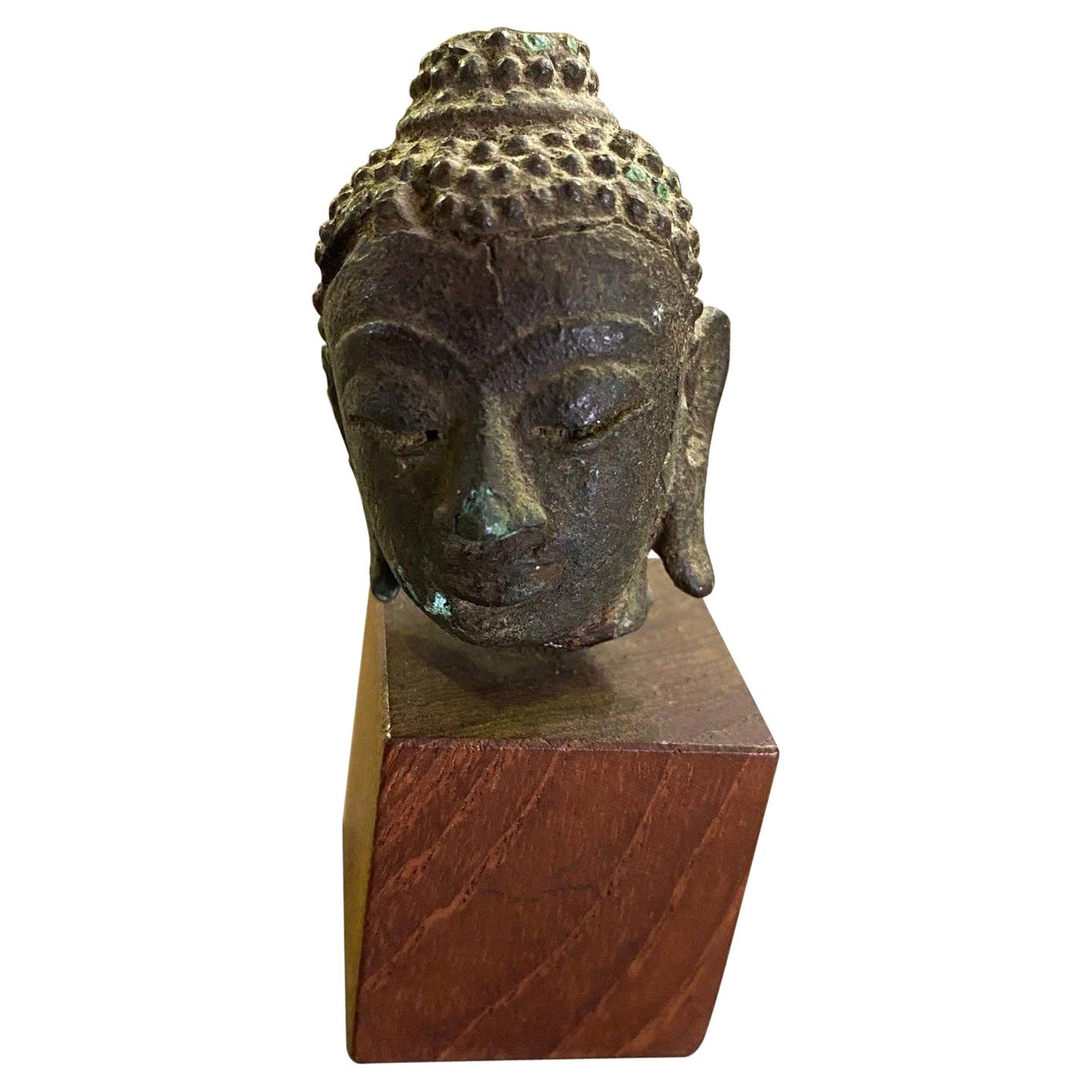 Cabeza de Buda de bronce estilo Kamphaeng Phet del templo tailandés de Siam sobre soporte de madera