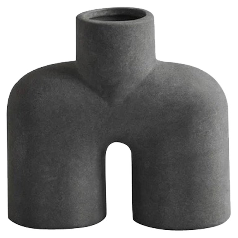 Vase de design danois sculptural gris mat, Chine, contemporain