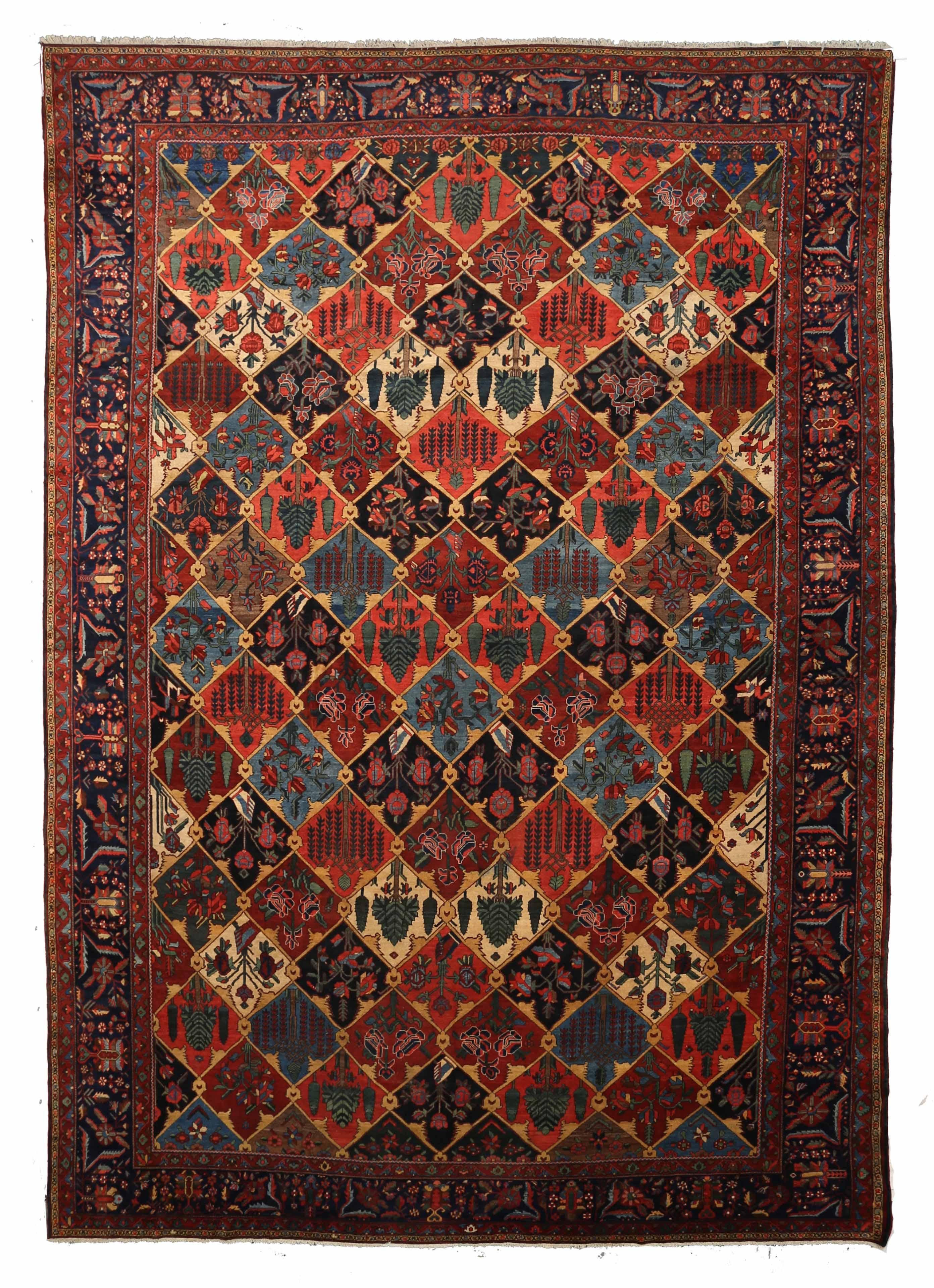 Antiker Teppich im Bakhtiar-Design im Angebot