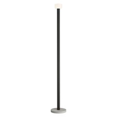 Lampadaire Flos Bellhop à corps marron avec diffuseur blanc