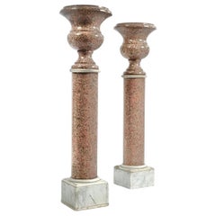 Pareja de Urnas Jardineras de Granito Rosa y Mármoles del Siglo XIX sobre Pedestales
