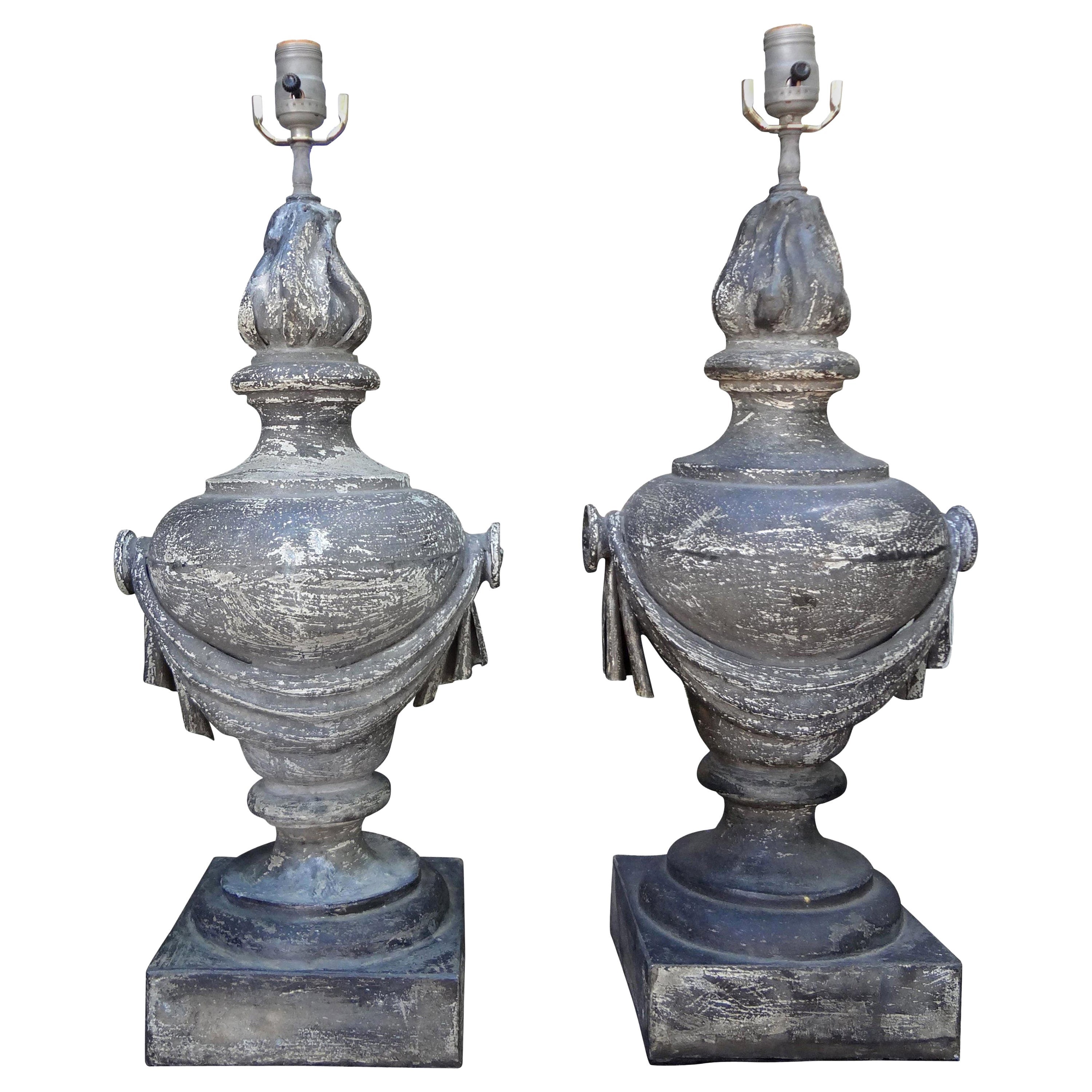 Paire de lampes françaises de style néoclassique en zinc