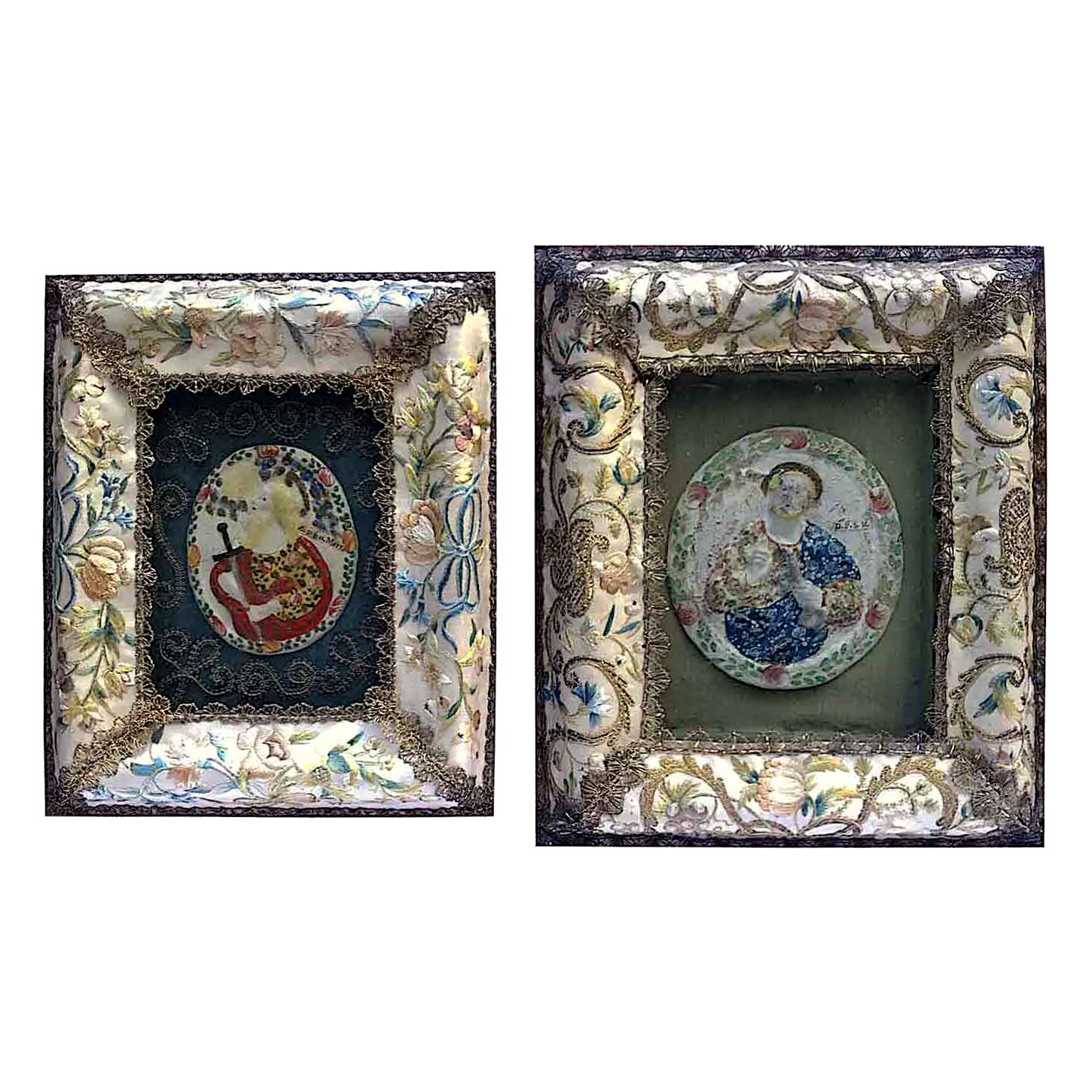 Ensemble de deux cadres en soie italienne du 18ème siècle avec broderie et figures de saints en vente