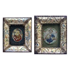Set von zwei italienischen Seidenrahmen aus dem 18. Jahrhundert mit Stickereien und Heiligenfiguren