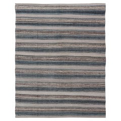 Kilim polyvalent et naturel à rayures marron, crème et bleues à tissage plat