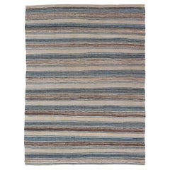 Kilim versátil de diseño a rayas y tejido plano natural marrón, crema y azul