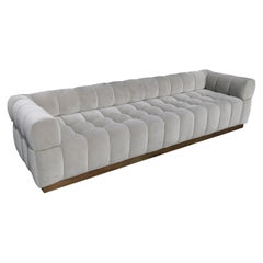 Canapé en velours gris touffeté sur mesure avec base en laiton par Adesso Imports