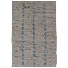 Ungewöhnlicher moderner Teppich in Creme- und Blautönen und minimalistischem Design