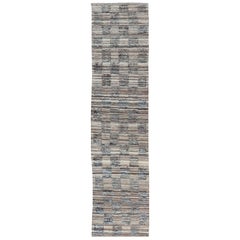 Tapis de couloir moderne Hi Low avec piètement Kilim et motif en damier bleu/gris