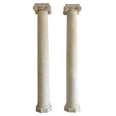 Paire de hautes colonnes britanniques en bois de pin blanc-gris du 18ème siècle