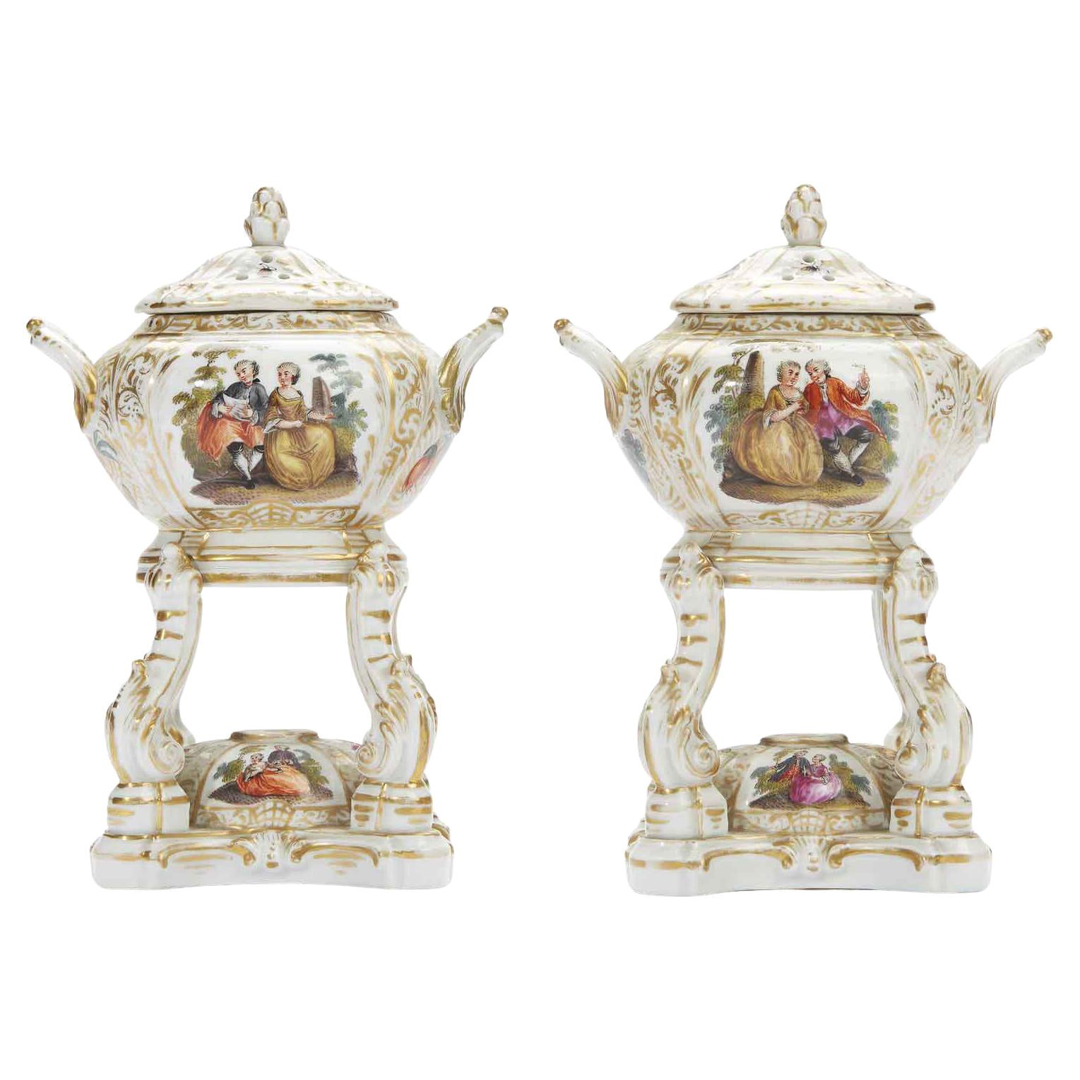 Paire de brûleurs de parfum en porcelaine allemande par KPM Berlin, décoration Watteau 1820 en vente