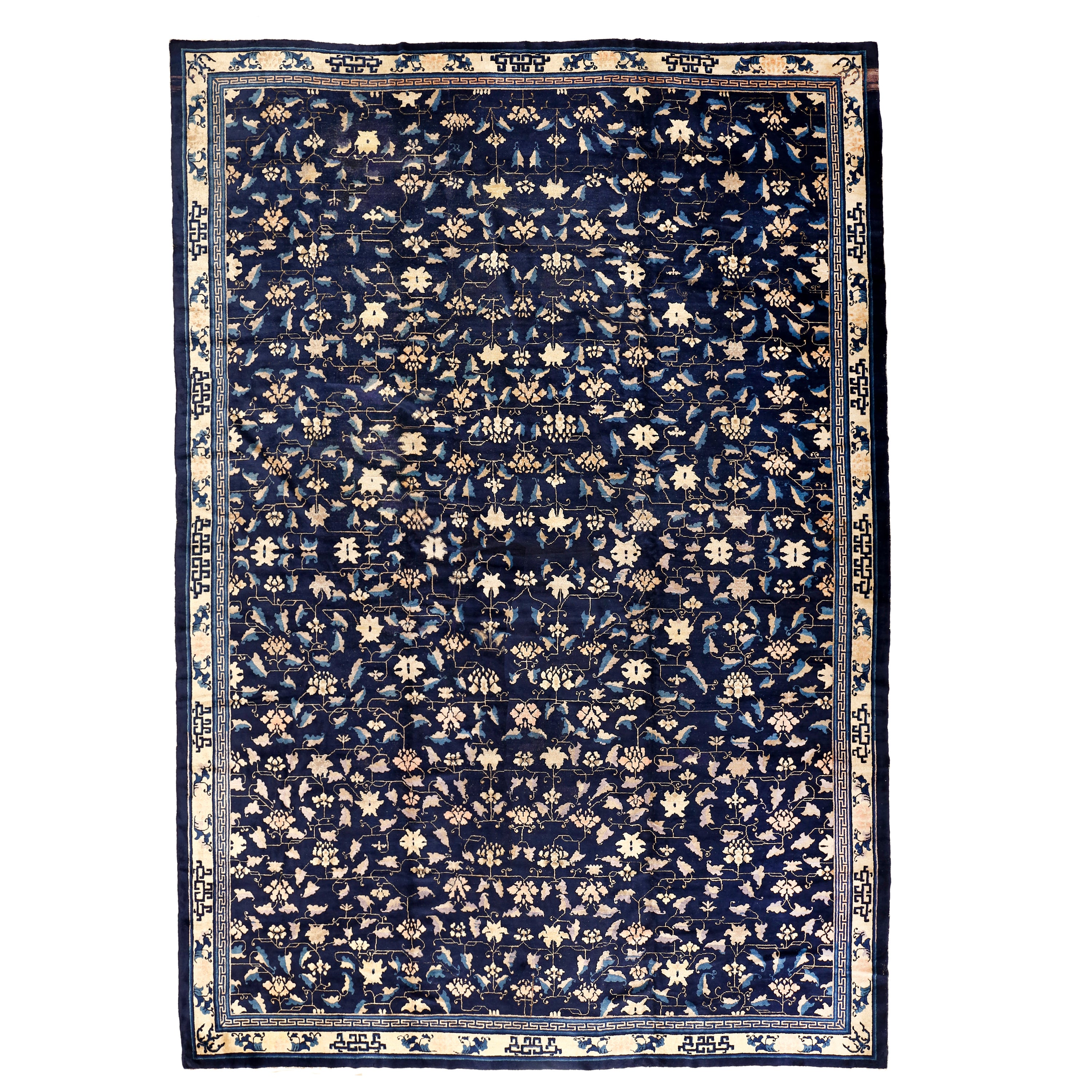 Fine tapis chinois pékinois ancien bleu avec fleurs de lotus en volutes