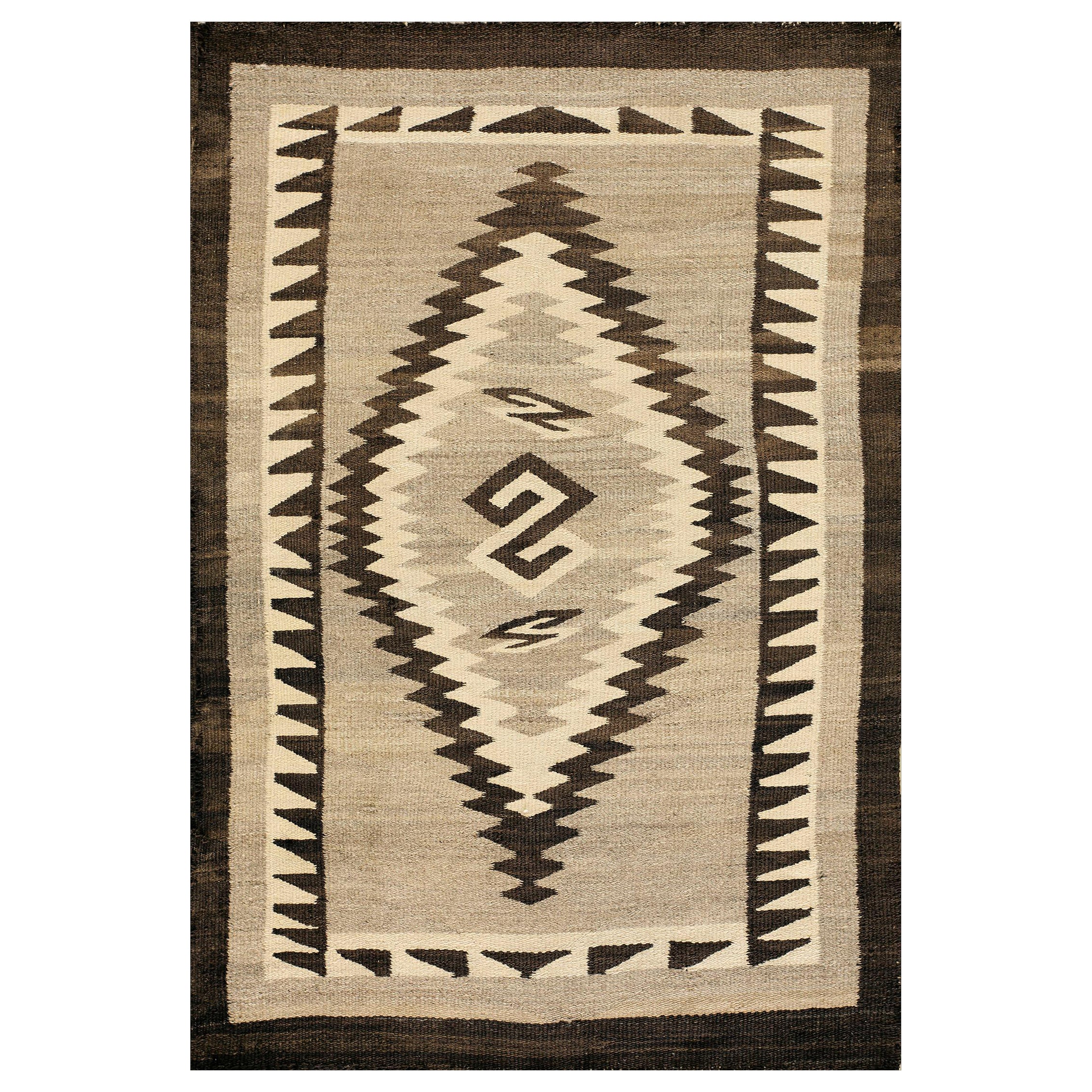 Alfombra americana Navajo Two Grey Hills de 1930 ( 2'4" x 4'3" - 72 x 130 )
