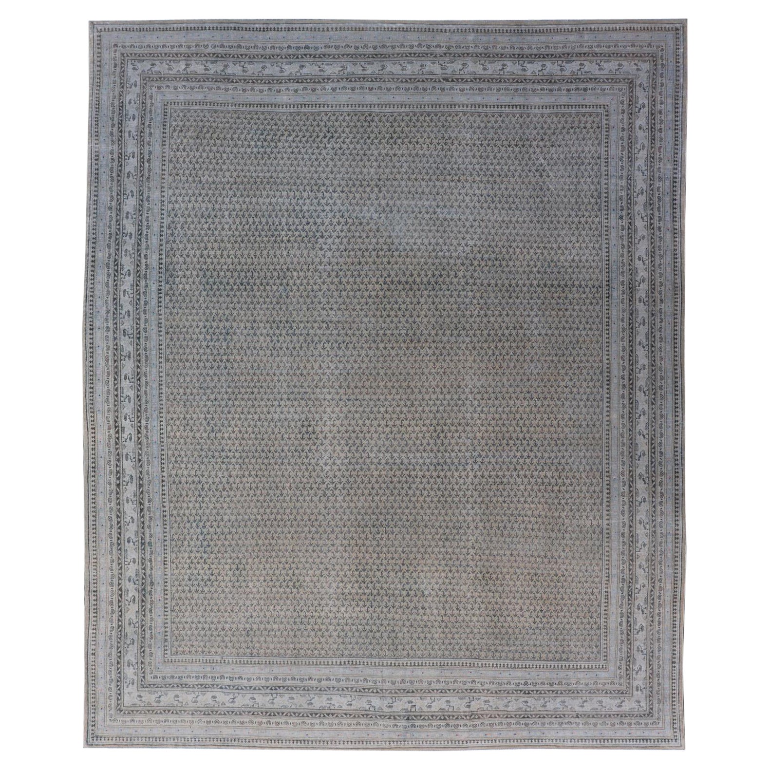 Minimalistischer antiker persischer Täbris-Teppich in verblassten Farben in All-Over-Design