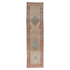 Tapis de couloir persan ancien Serab avec motif géométrique en médaillon rouge et beige