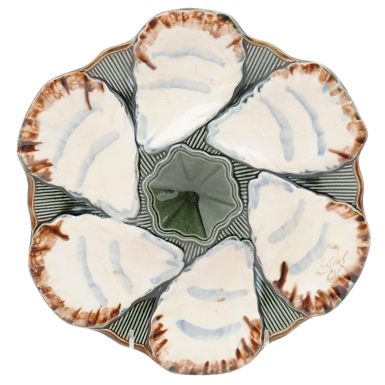 Assiette à huîtres Longchamp Terre de Fer �émaillée des années 1890 avec fleur