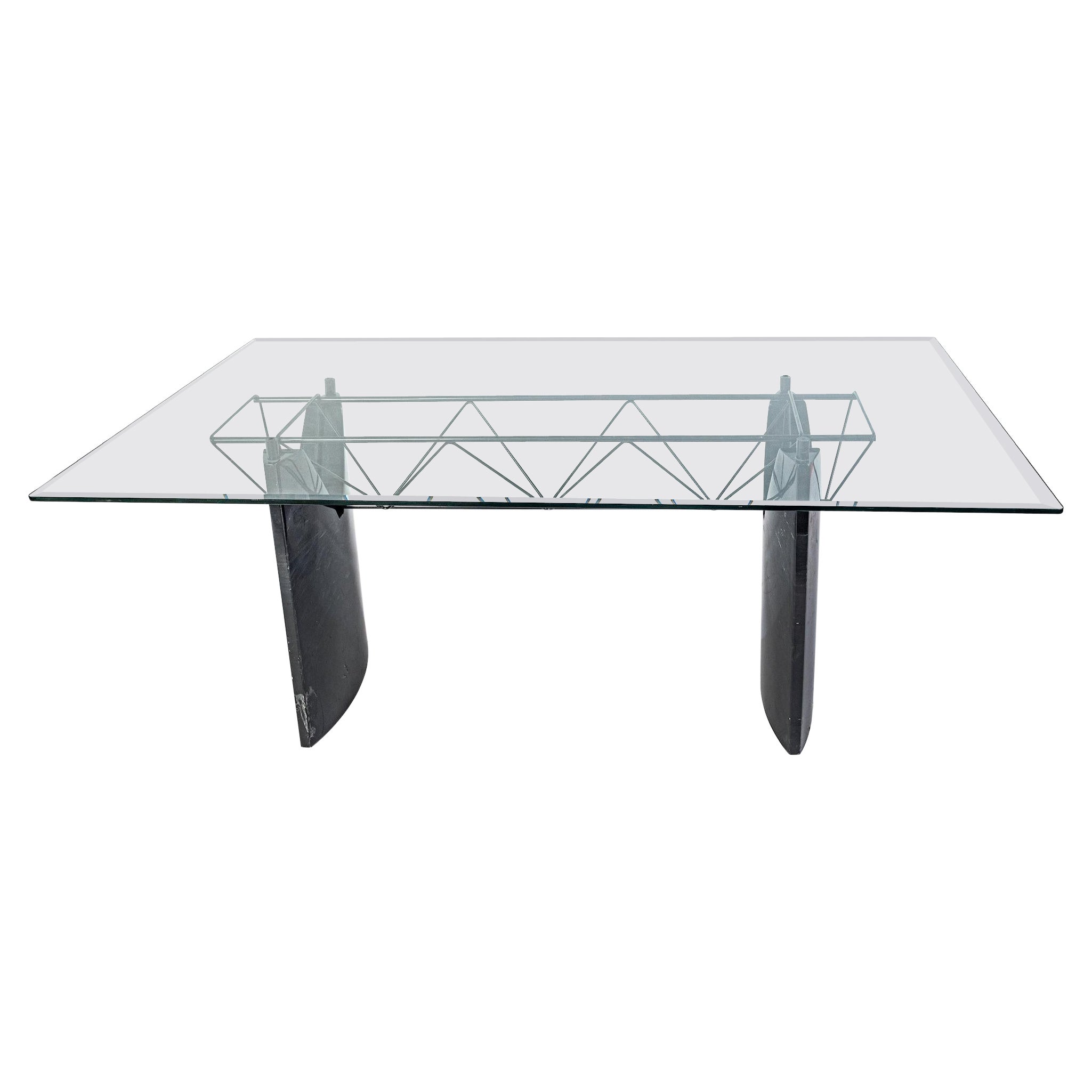 Table de salle à manger moderne avec base en travertin noir et plateau en verre