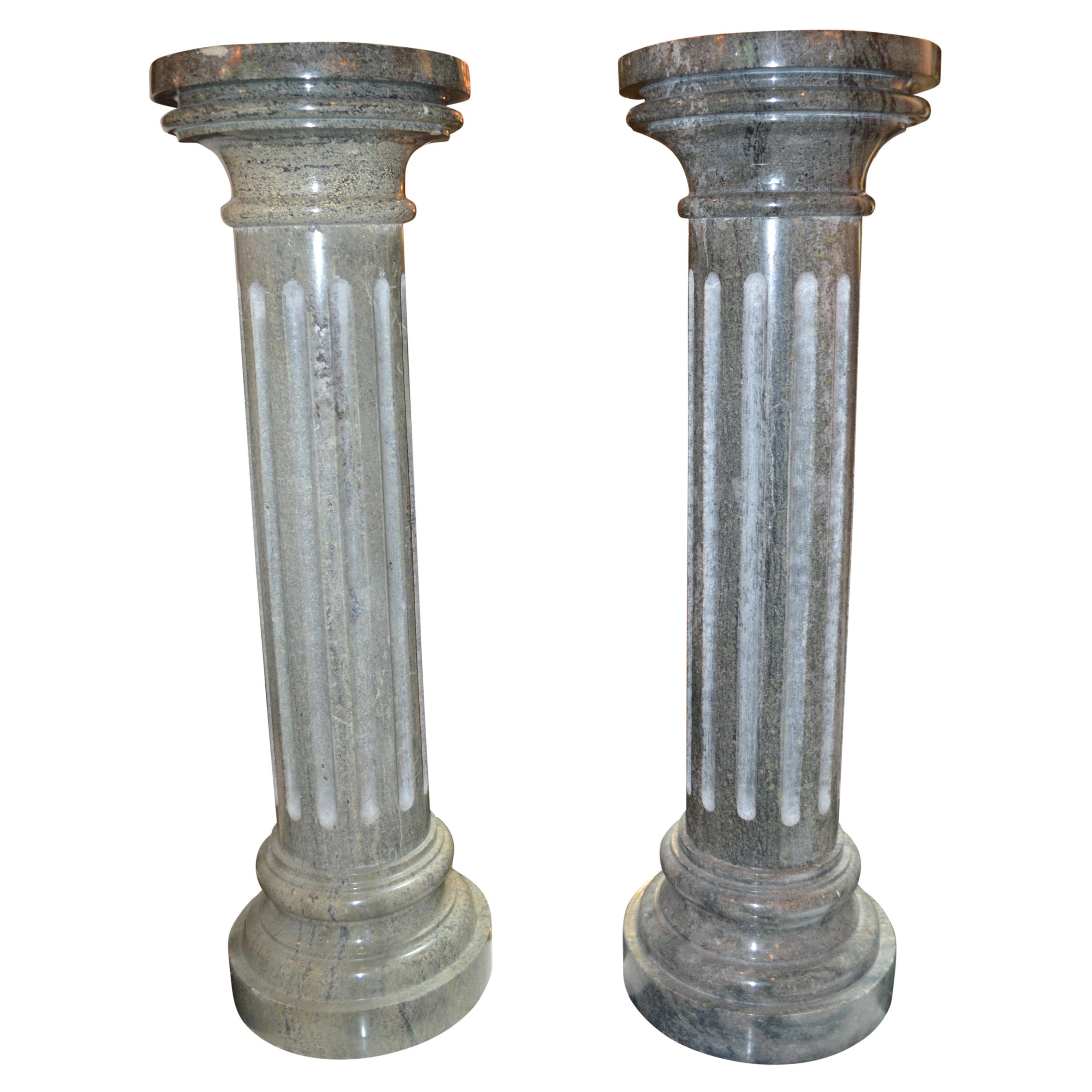 Paire de grandes colonnes cannelées en marbre gris/vert