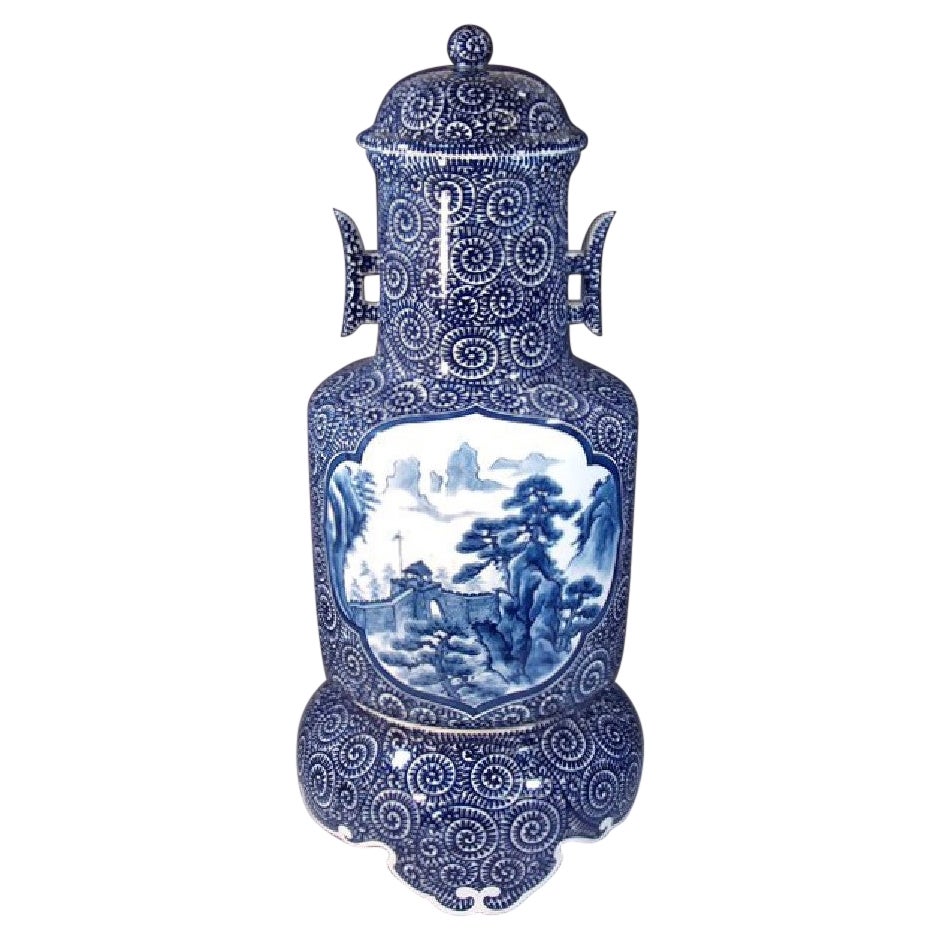 Vase à couvercle en porcelaine bleue japonaise contemporain de trois pièces par un maître artiste