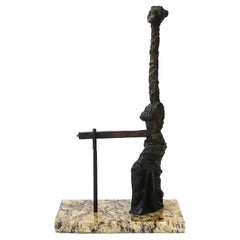 Sculpture féminine surréaliste en bronze sur socle en marbre