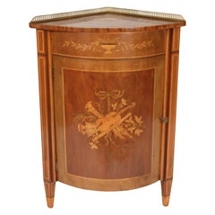 Antique armoire d'angle de style Louis XVI