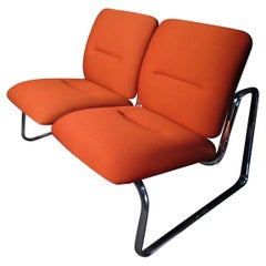 Eine einzigartige orangefarbene Mid-Century Modern-Bank